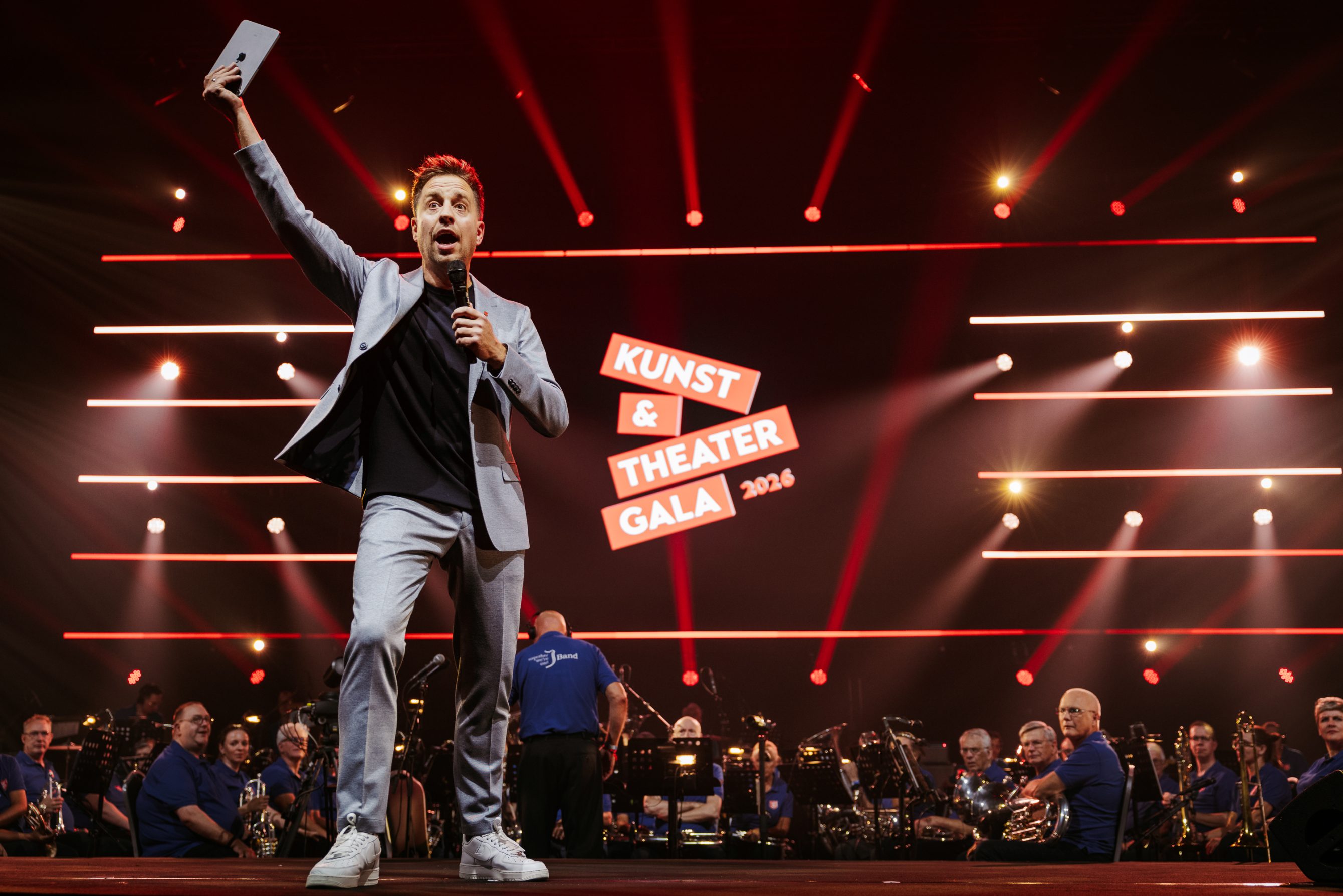 Kunst en Theater Gala in AFAS Live met deelnemers op het podiumDeelnemers van het Leger des Heils tijdens het optreden in AFAS Live Dansers en deelnemers tijdens het Kunst en Theater Gala Muzikaal optreden tijdens het Kunst en Theater Gala in AFAS Live Samantha Steenwijk tijdens het Kunst en Theater Gala in AFAS Live The Dutch Tenors tijdens het optreden in AFAS Live Deelnemers en professionele artiesten samen op het podium Dansoptreden van deelnemers tijdens het gala in AFAS Live Vocal26 tijdens het Kunst en Theater Gala Studio26 team achter de schermen tijdens de productie in AFAS Live Techniek en productie achter het Kunst en Theater Gala Finale van het Kunst en Theater Gala in AFAS Live Danslessen, dansvoorstelling 