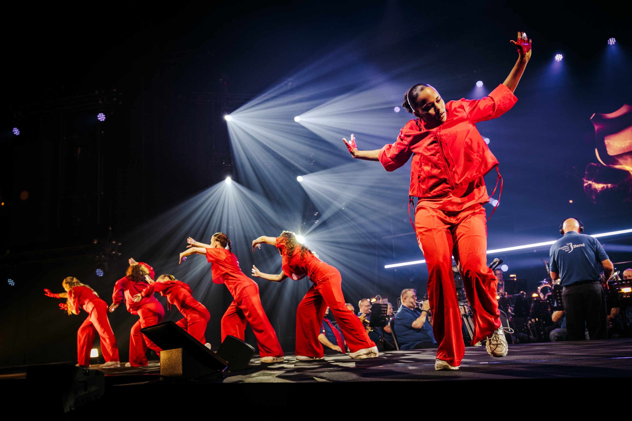 Kunst en Theater Gala in AFAS Live met deelnemers op het podiumDeelnemers van het Leger des Heils tijdens het optreden in AFAS Live Dansers en deelnemers tijdens het Kunst en Theater Gala Muzikaal optreden tijdens het Kunst en Theater Gala in AFAS Live Samantha Steenwijk tijdens het Kunst en Theater Gala in AFAS Live The Dutch Tenors tijdens het optreden in AFAS Live Deelnemers en professionele artiesten samen op het podium Dansoptreden van deelnemers tijdens het gala in AFAS Live Vocal26 tijdens het Kunst en Theater Gala Studio26 team achter de schermen tijdens de productie in AFAS Live Techniek en productie achter het Kunst en Theater Gala Finale van het Kunst en Theater Gala in AFAS Live Danslessen, dansvoorstelling 