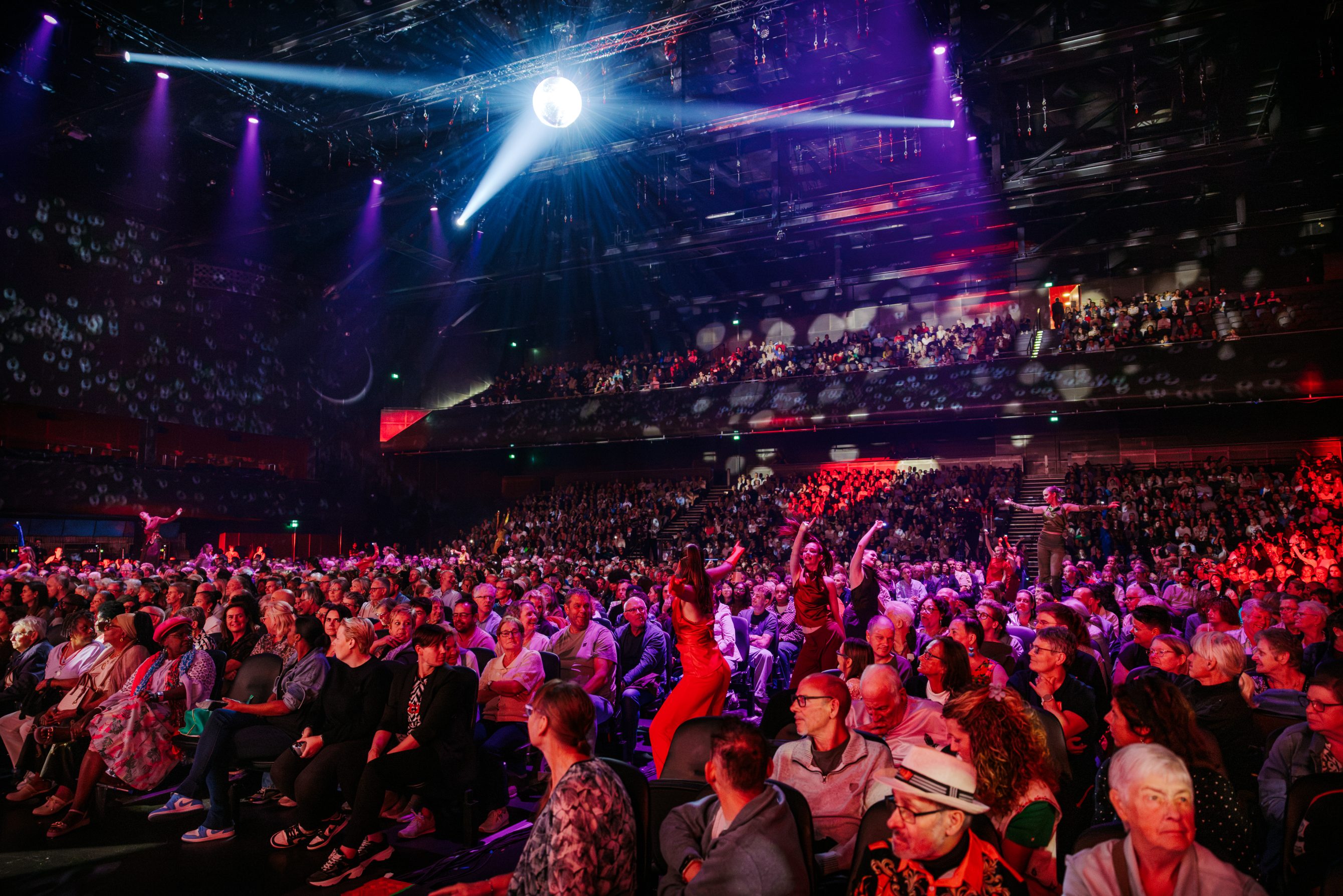 Kunst en Theater Gala in AFAS Live met deelnemers op het podiumDeelnemers van het Leger des Heils tijdens het optreden in AFAS Live Dansers en deelnemers tijdens het Kunst en Theater Gala Muzikaal optreden tijdens het Kunst en Theater Gala in AFAS Live Samantha Steenwijk tijdens het Kunst en Theater Gala in AFAS Live The Dutch Tenors tijdens het optreden in AFAS Live Deelnemers en professionele artiesten samen op het podium Dansoptreden van deelnemers tijdens het gala in AFAS Live Vocal26 tijdens het Kunst en Theater Gala Studio26 team achter de schermen tijdens de productie in AFAS Live Techniek en productie achter het Kunst en Theater Gala Finale van het Kunst en Theater Gala in AFAS Live Danslessen, dansvoorstelling 