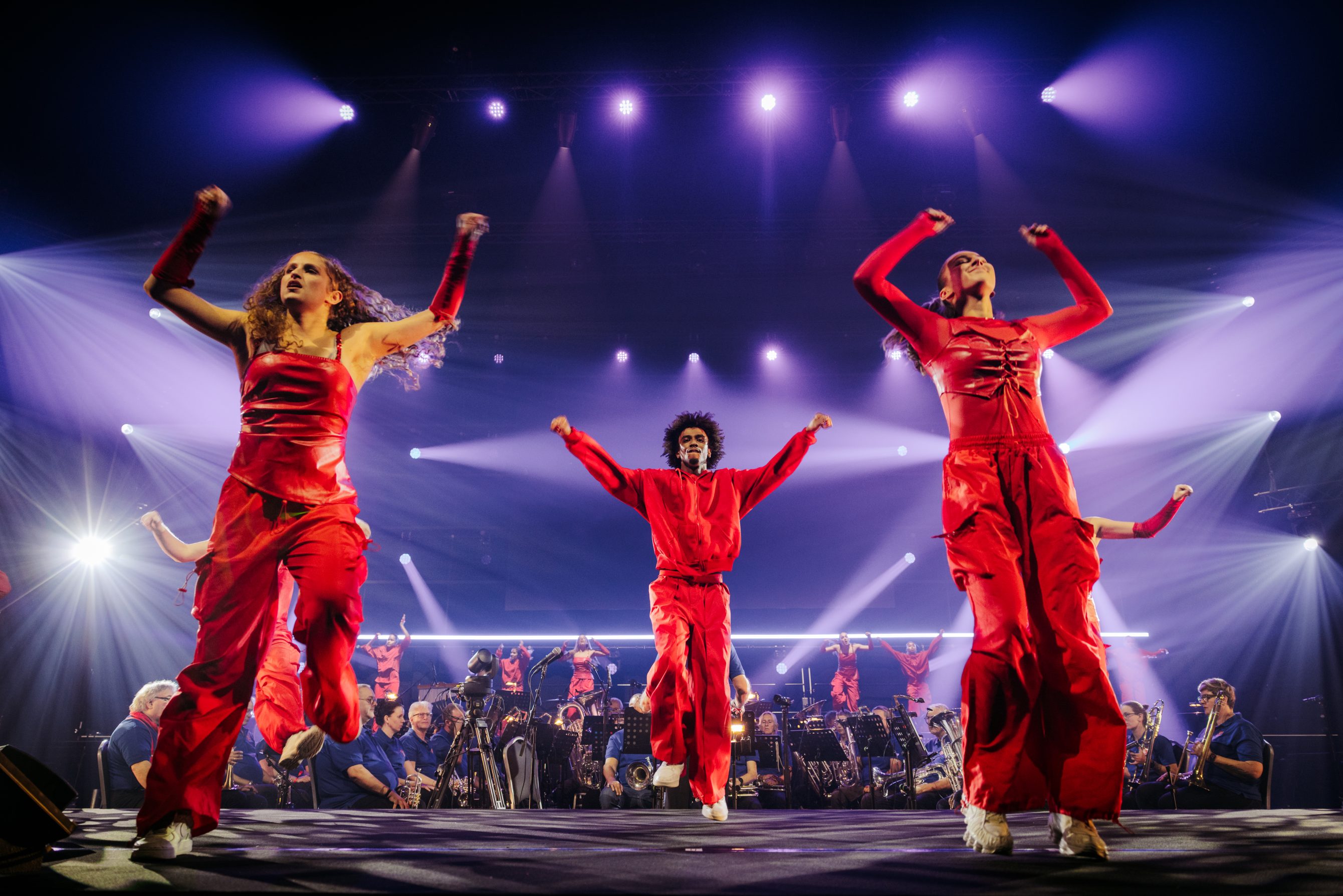 Kunst en Theater Gala in AFAS Live met deelnemers op het podiumDeelnemers van het Leger des Heils tijdens het optreden in AFAS Live Dansers en deelnemers tijdens het Kunst en Theater Gala Muzikaal optreden tijdens het Kunst en Theater Gala in AFAS Live Samantha Steenwijk tijdens het Kunst en Theater Gala in AFAS Live The Dutch Tenors tijdens het optreden in AFAS Live Deelnemers en professionele artiesten samen op het podium Dansoptreden van deelnemers tijdens het gala in AFAS Live Vocal26 tijdens het Kunst en Theater Gala Studio26 team achter de schermen tijdens de productie in AFAS Live Techniek en productie achter het Kunst en Theater Gala Finale van het Kunst en Theater Gala in AFAS Live Danslessen, dansvoorstelling 