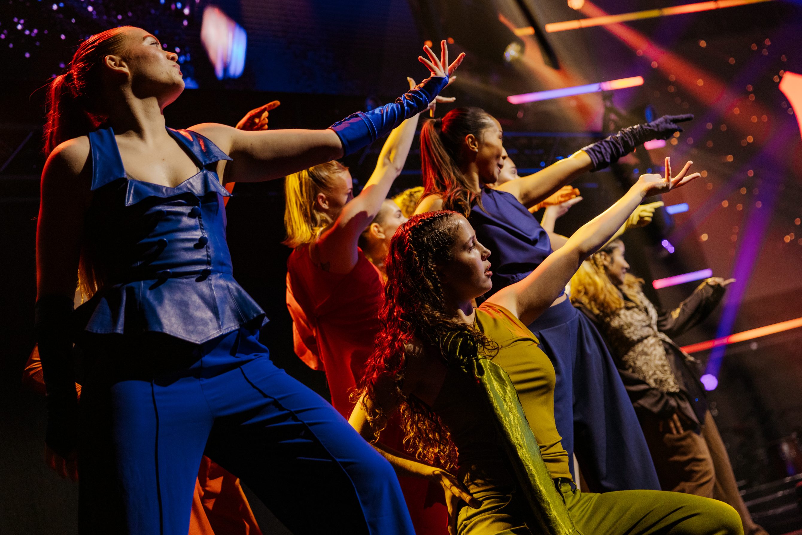 Kunst en Theater Gala in AFAS Live met deelnemers op het podiumDeelnemers van het Leger des Heils tijdens het optreden in AFAS Live Dansers en deelnemers tijdens het Kunst en Theater Gala Muzikaal optreden tijdens het Kunst en Theater Gala in AFAS Live Samantha Steenwijk tijdens het Kunst en Theater Gala in AFAS Live The Dutch Tenors tijdens het optreden in AFAS Live Deelnemers en professionele artiesten samen op het podium Dansoptreden van deelnemers tijdens het gala in AFAS Live Vocal26 tijdens het Kunst en Theater Gala Studio26 team achter de schermen tijdens de productie in AFAS Live Techniek en productie achter het Kunst en Theater Gala Finale van het Kunst en Theater Gala in AFAS Live Danslessen, dansvoorstelling 