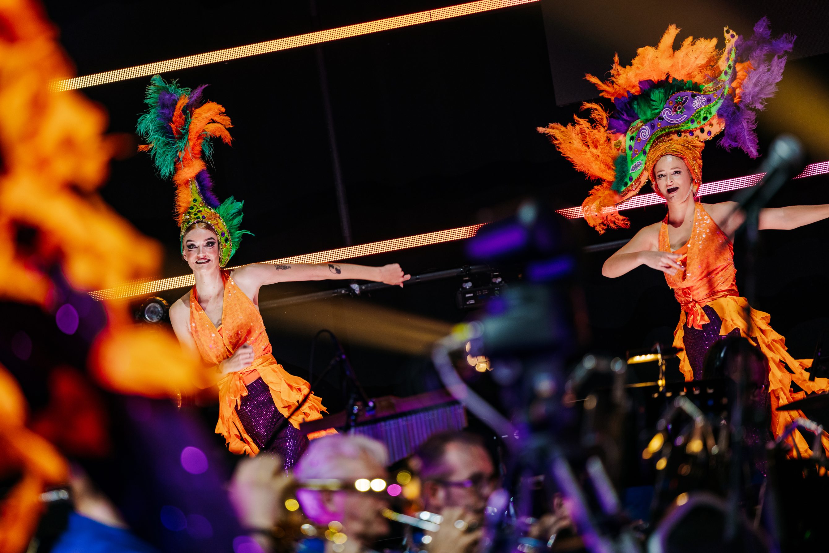 Kunst en Theater Gala in AFAS Live met deelnemers op het podiumDeelnemers van het Leger des Heils tijdens het optreden in AFAS Live Dansers en deelnemers tijdens het Kunst en Theater Gala Muzikaal optreden tijdens het Kunst en Theater Gala in AFAS Live Samantha Steenwijk tijdens het Kunst en Theater Gala in AFAS Live The Dutch Tenors tijdens het optreden in AFAS Live Deelnemers en professionele artiesten samen op het podium Dansoptreden van deelnemers tijdens het gala in AFAS Live Vocal26 tijdens het Kunst en Theater Gala Studio26 team achter de schermen tijdens de productie in AFAS Live Techniek en productie achter het Kunst en Theater Gala Finale van het Kunst en Theater Gala in AFAS Live Danslessen, dansvoorstelling 