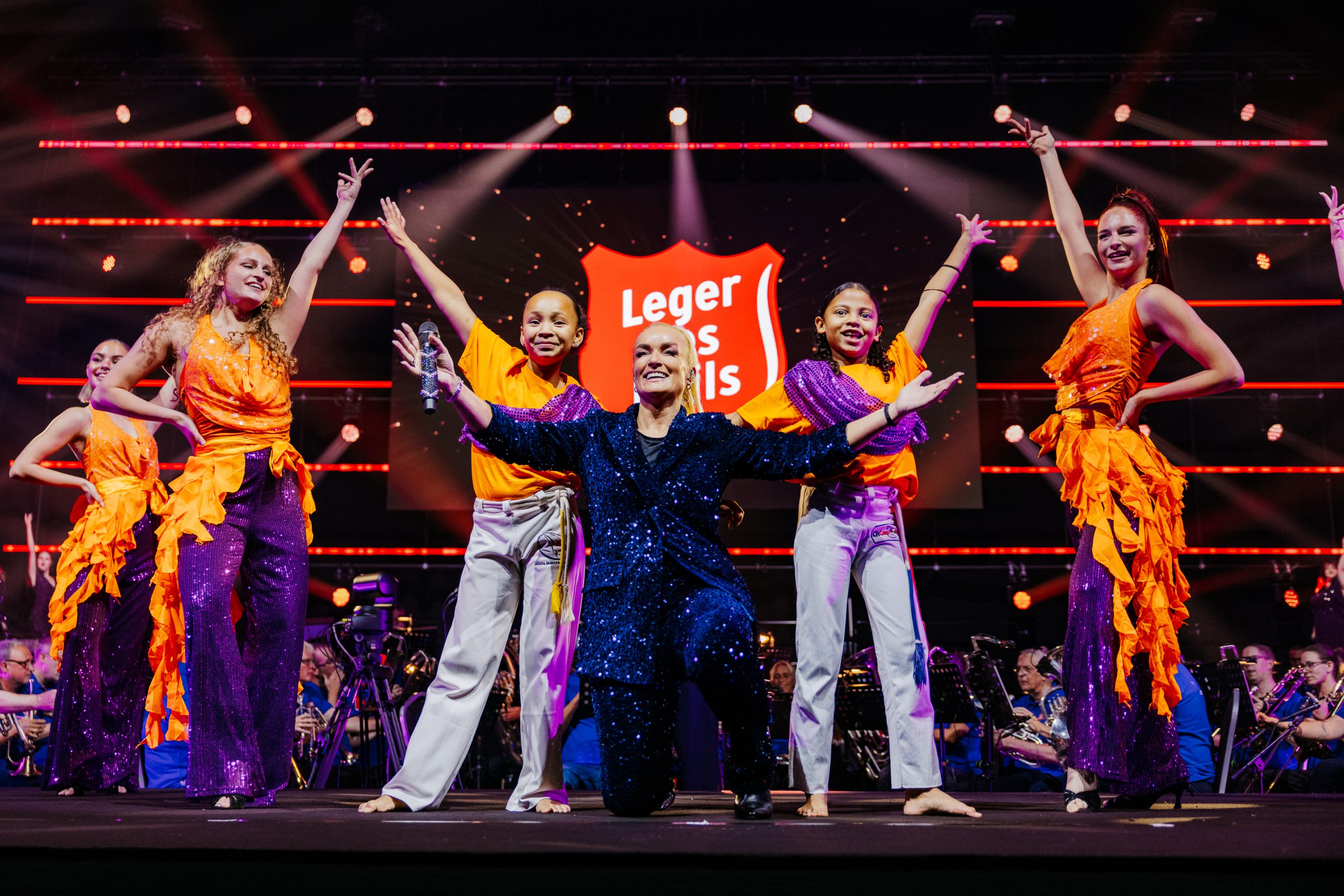 Kunst en Theater Gala in AFAS Live met deelnemers op het podiumDeelnemers van het Leger des Heils tijdens het optreden in AFAS Live Dansers en deelnemers tijdens het Kunst en Theater Gala Muzikaal optreden tijdens het Kunst en Theater Gala in AFAS Live Samantha Steenwijk tijdens het Kunst en Theater Gala in AFAS Live The Dutch Tenors tijdens het optreden in AFAS Live Deelnemers en professionele artiesten samen op het podium Dansoptreden van deelnemers tijdens het gala in AFAS Live Vocal26 tijdens het Kunst en Theater Gala Studio26 team achter de schermen tijdens de productie in AFAS Live Techniek en productie achter het Kunst en Theater Gala Finale van het Kunst en Theater Gala in AFAS Live Danslessen, dansvoorstelling 